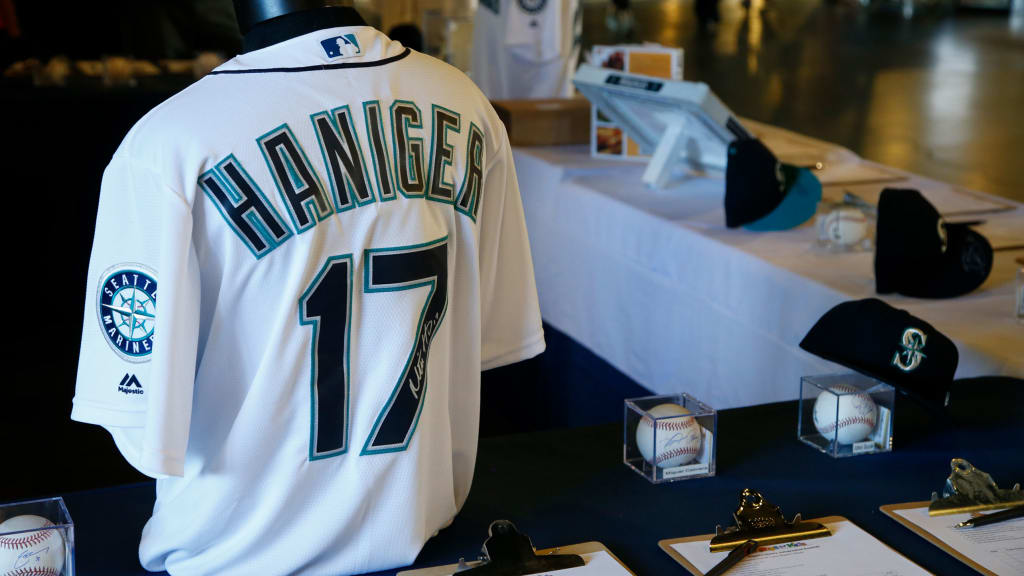 MARINERS SUPPORT COMMUNITY WITH JERSEY AUCTION